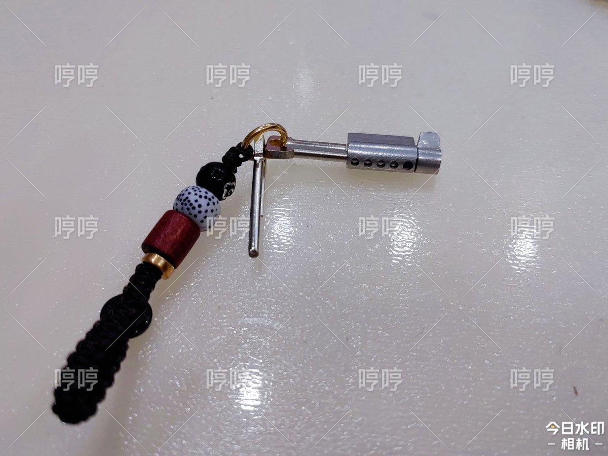 提前618活动嘞，新增五孔六孔锁芯，区别在于弹子数量越多开锁越难，虽然目前还没有锁奴越狱成功。手工制作的锁芯弹孔深度不一样，弹子长度不一样，所以能保证绝对不通开。价格史上新低，后期还会研发其他款不锈钢锁芯，有需要可持续关注小店。 https://t.co/NTvTDvsxj0