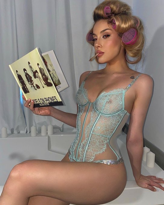 cigarette break after wild sex is the best 🚬😈 https://t.co/2Xd9NjSPX8