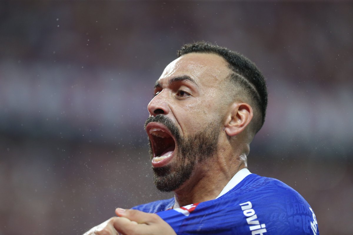 thaisjorginha's tweet photo. Em oito minutos, o Fortaleza transformou um jogo chato de ver em um duelo com predomínio total. Moisés e Lucero marcaram e aqueceram a Arena Castelão. Grande primeiro tempo: vence por 2 a 0. Foto: Kid Jr./SVM #trfinal https://t.co/1jDKT2fYBK