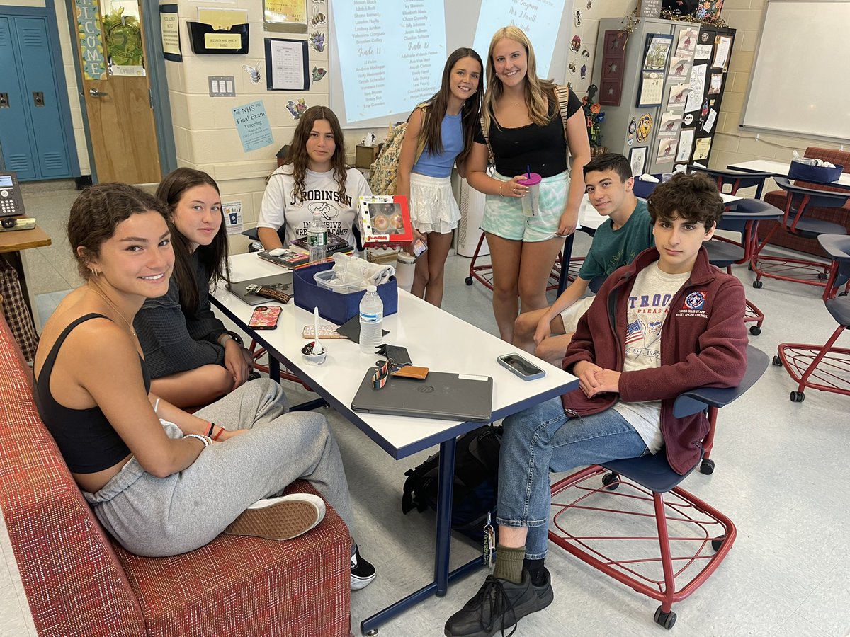 PtBoroSchools's tweet photo. Our @pointborohs Students and Panthers of the Month enjoyed sweet treats from Sundaes at today's Ice Cream Social!🍦 Shout out to the @beonpointppbhs committee for organizing this celebratory event! #PantherPath https://t.co/m7emvOJn9x