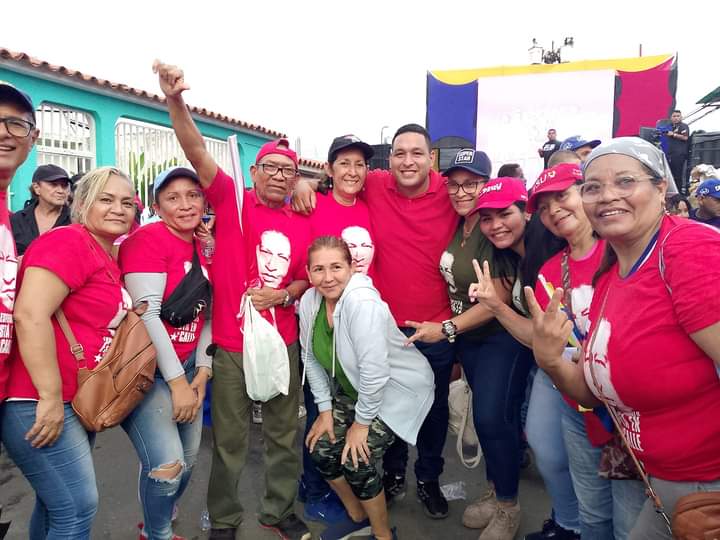 Pueblo de Ciudad Guayana ratifica su respaldo a Maduro para consagrar la victoria perfecta del 28 de julio

Al calor del amor del pueblo Guayanes que con consignas, canciones, amor patrio, y con la presencia de 
<a href="/delcyrodriguezv/">Delcy Rodríguez</a> y <a href="/jorgerpsuv/">Jorge Rodríguez</a> en respaldo a <a href="/NicolasMaduro/">Nicolás Maduro</a>