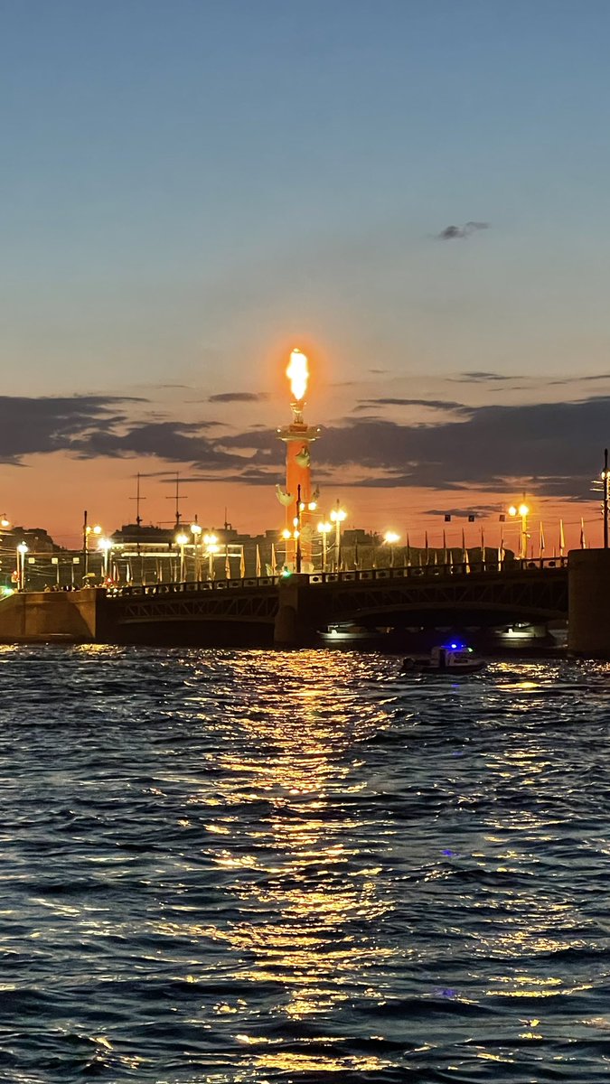 Первый раз видел вживую как горят ростральные. Кстати, белые ночи уже вроде как