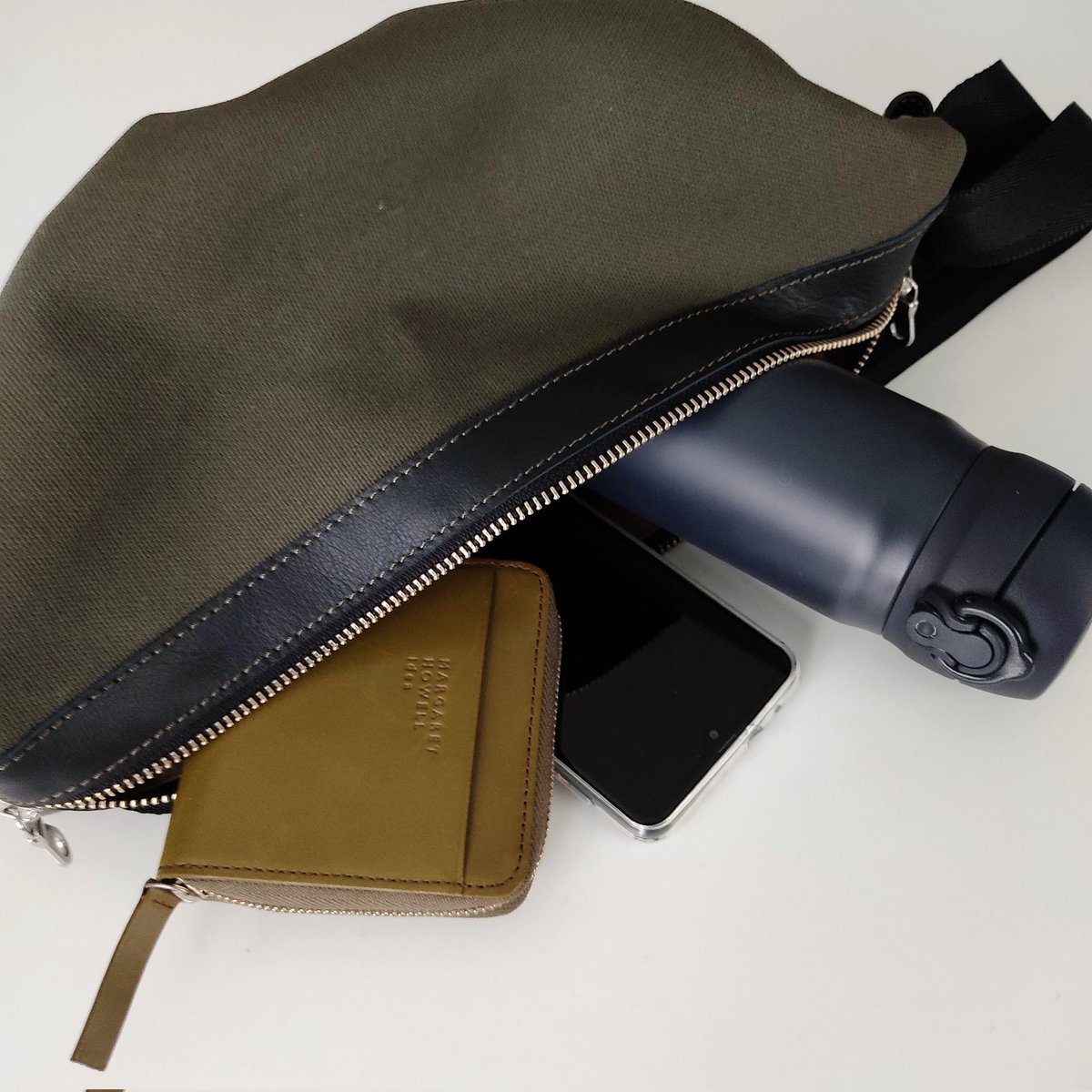 黒革✕6号帆布 異素材コンビの襷型ボディバッグです。コンパクトですが袋型のボディ形状のおかげで容量たっぷりです。
T-ODに持っていきます。
<a href="/od_spot/">T-OD Gear Spot 公式</a>