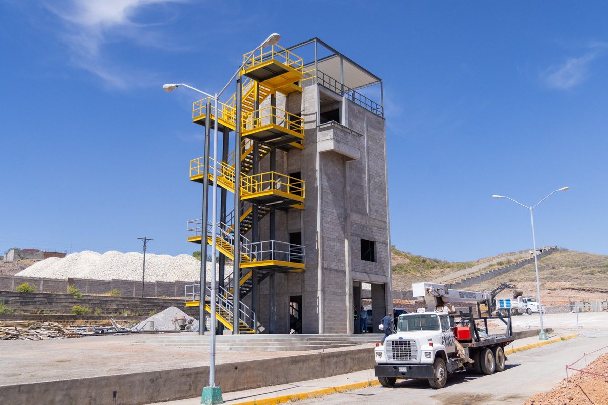 El alcalde Jorge Cruz Russek, visitó las instalaciones del Instituto Superior de Seguridad Chihuahua #ISSCUU, para supervisar los avances de obra y conocer a las y los cadetes que se preparan para ser policías y bomberos 👮🏽👨🏻‍🚒. #ServiryProteger