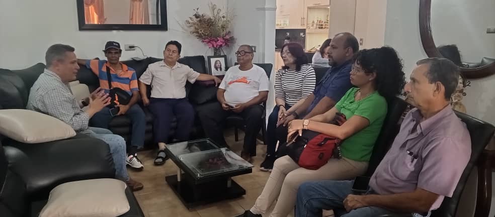 Coordinador de Activismo A.D en resistencia del C.E.S Merida <a href="/eruette/">Eduardo Ruette</a> dando orientaciones a miembros del C.E.M Alberto Adriani, presentes miembros del C.E.S <a href="/Andreurdanetam/">Andrea Urdaneta</a> <a href="/pedrovielma082/">Pedro Vielma</a> <a href="/MaryMora395/">Mary Mora Morales</a> y <a href="/JoseFerrebus6/">Jose Ferrebus</a>