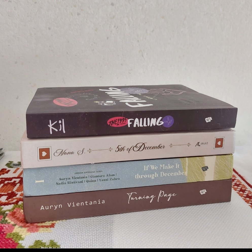 skiessblueee's tweet photo. wts // want to sell preloved au

- if we make it through december (hc) 75k 
- Turning page (hc) - auryn vientania  50k
- Falling (sc) - kil 70k
- 5th of december happy ending ver (hc) 75k

Bisa nego tipis 🫶🏻 https://t.co/P3OmTYWMLY