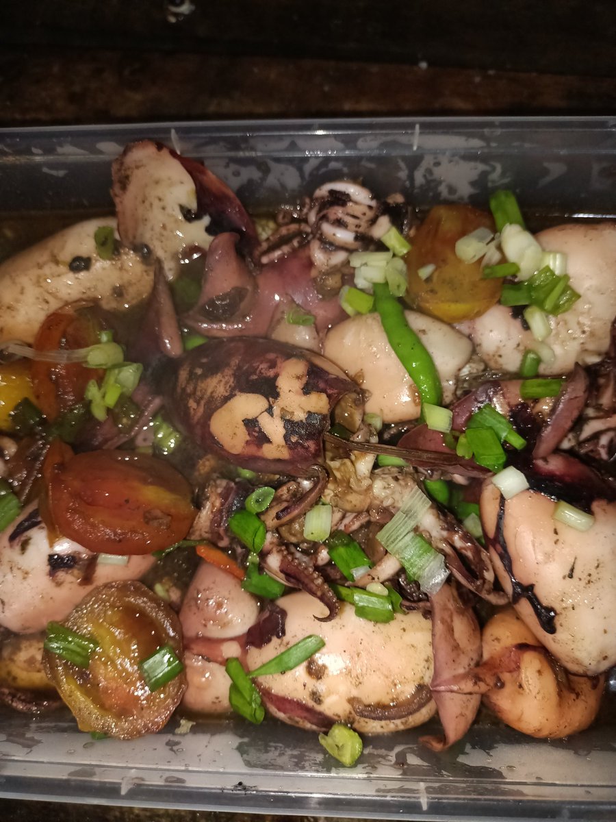 itsmebentooooot's tweet image. Kadugayan sige nakog luto ako man nuoy nagkalami aw haha mangaon ta lami ni kay ako galuto #AdobongPusit 😋