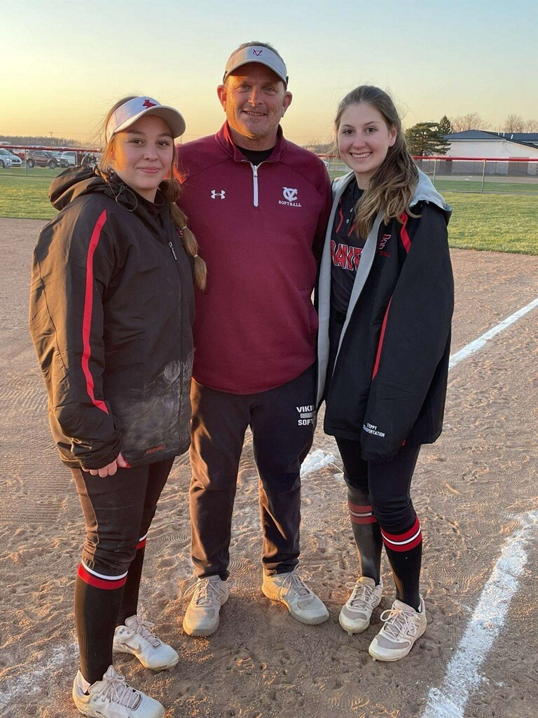 OhioMojoYerian's tweet photo. From opponents to teammates... goodbye school ball, and hello travel season! 📷📷📷📷📷 #mojoyerian #bleedblue https://t.co/CwcBHRFhAX