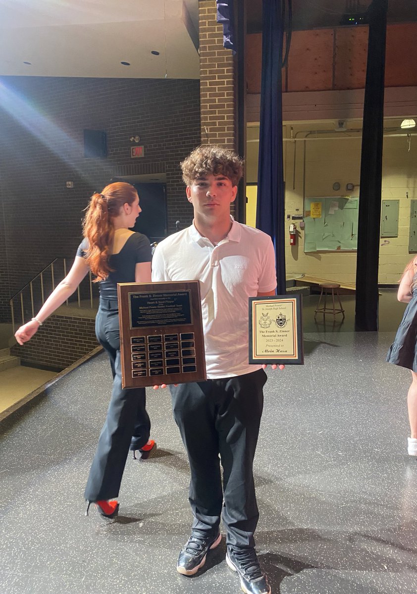 Alvin_hasa's tweet photo. It was a absolute honour to be nominated and win The Frank S. Zinner memorial award at the annual Michael Power Athletic Banquet! Thank you @MichaelPowerFB for this amazing accolade! https://t.co/1koxkTEPO7