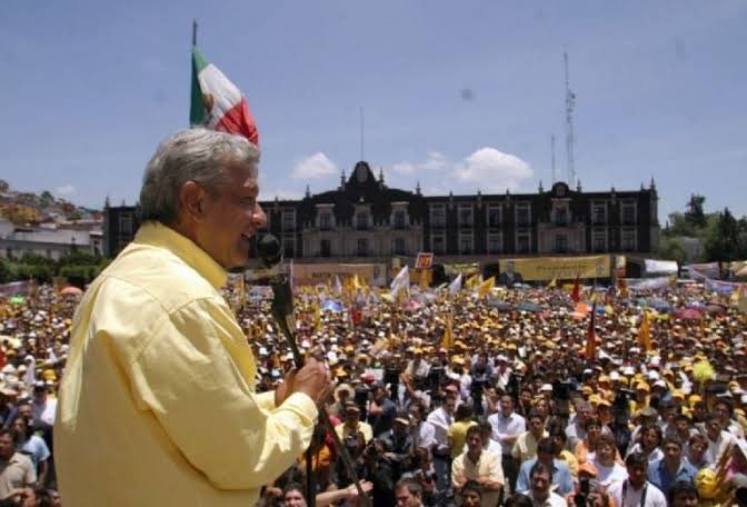 Rocha4T's tweet photo. Mi pecho NO es bodega 

¡¡VOTO POR VOTO!!
¡¡CASILLA POR CASILLA!!

Somos la generación que creció con los fraudes electorales del PRIAN en 2006 y 2012.

Somos la generación en la que nuestros padres y madres lucharon junto a AMLO contra el neoliberalismo que se enquistó a través del “haiga sido como haiga sido”

Somos la generación que creció viendo las luchas titánicas de AMLO, de @A_Encinas_R, de @martibatres y por supuesto de @Claudiashein. 

Somos la generación que siempre estará de acuerdo con el “voto por voto y casilla por casilla”, porque nosotros sí somos demócratas.

Somos ahora la generación que le exige a MC que respete las decisiones de las y los jalisciences, porque a todas luces estamos viendo y documentando sus trampas.

Somos la generación que le dice a Xóchitl Gálvez que no malbarate esta consigna porque no tiene 2 cosas para hacerla valer: 1) Los votos y 2) Madre.

Somos la generación que cuidará el proyecto de nación que legará AMLO a la nación y que vivirá por largos, largos años. 

Somos la generación que está lapidando lo que queda del viejo modelo de saqueo rapaz que empobreció a millones de mexicanas y mexicanos.

Somos la generación que creció sabiendo del “Éxodo de la Democracia”, de la “Defensa del Pétroleo”, del “Gobierno Legítimo” y de la consolidación de Morena.

Y cuando dicen “voto por voto” NO NOS ASUSTAN, al contrario, siempre defenderemos la pluralidad y que todo lo público sea cada ve más público.

#VotoXVoto