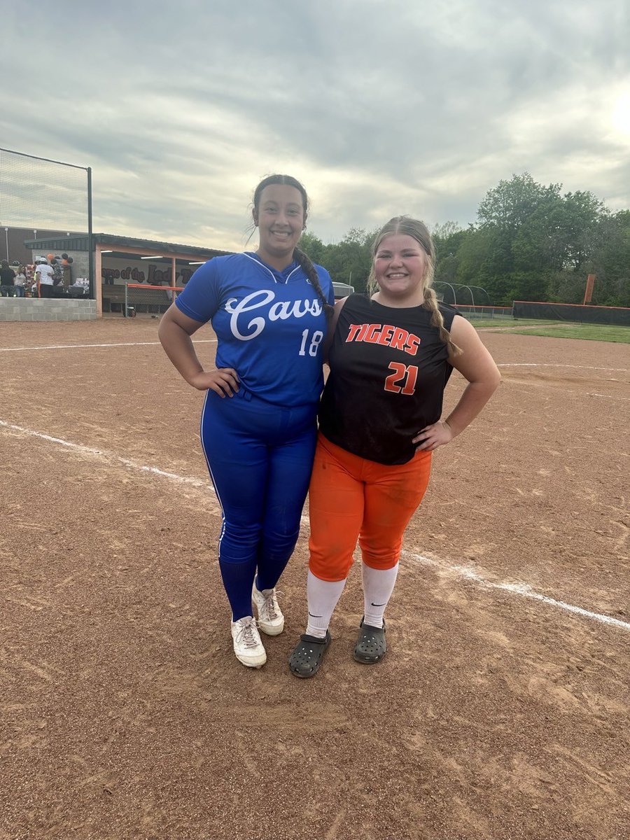 OhioMojoYerian's tweet photo. From opponents to teammates... goodbye school ball, and hello travel season! 📷📷📷📷📷 #mojoyerian #bleedblue https://t.co/CwcBHRFhAX