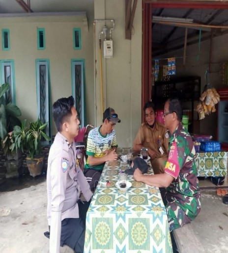 beaxxes's tweet photo. Kegiatan Patroli  Gabungan Tni-Polri serta memberikan himbauan kamtibmas kepada masyarakat. di Wilayah Kota Bontang. https://t.co/HEJAmeLYkh