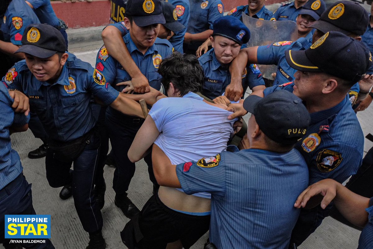 AzraelMartyn's tweet photo. So bakit kaming mga kabataan noong Mayo Uno binugbog, inaresto, at ilegal na dinetain nang 1 linggo?

Eh pinaglalaban lang din naman namin ay ang pagtingin namin na dapat itaas ang sahod ng mga manggagawa, at itigil ang girian ng US-China na tiyak tinutulak lang tayo sa giyera. https://t.co/rp8RbVtSX8