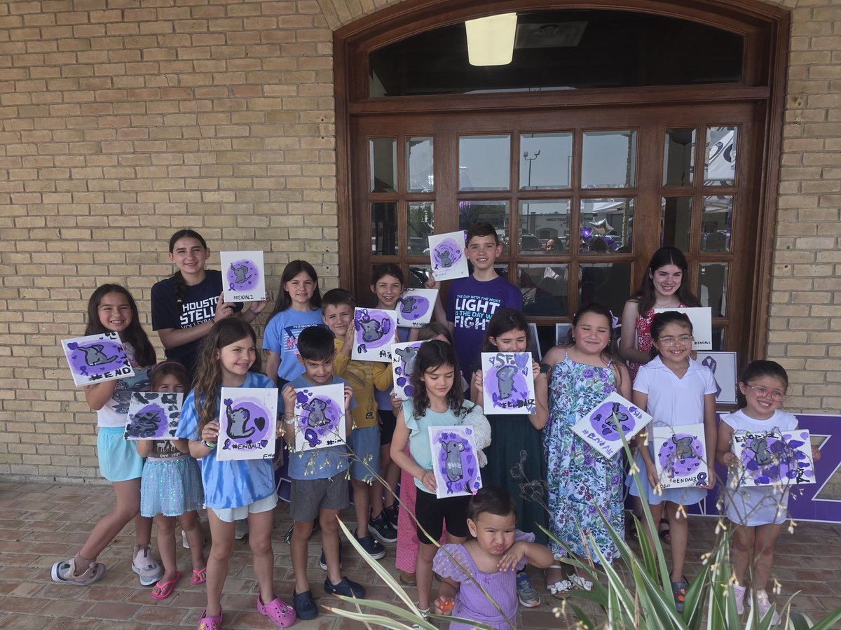 Jacantu32's tweet photo. I'm so so happy with the great turn out we had today at #thelongestday event. Loved that our kids joined us and learned about advocacy and how we can put a stop and #ENDALZ 💜 https://t.co/a4UnGCbAso