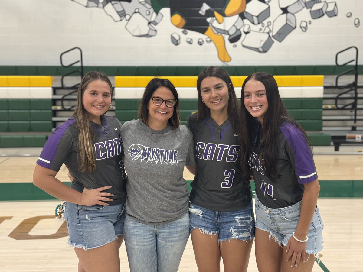 AndrewGibsonEDU's tweet image. Just hanging out at work celebrating my favorite softball coach and her stud athletes!!! Congratulations @MrsGibson_KMS on being the D3-4 Lorain County Coach of the Year!!! #keystonepride 💜🤍💜🤍💜🤍