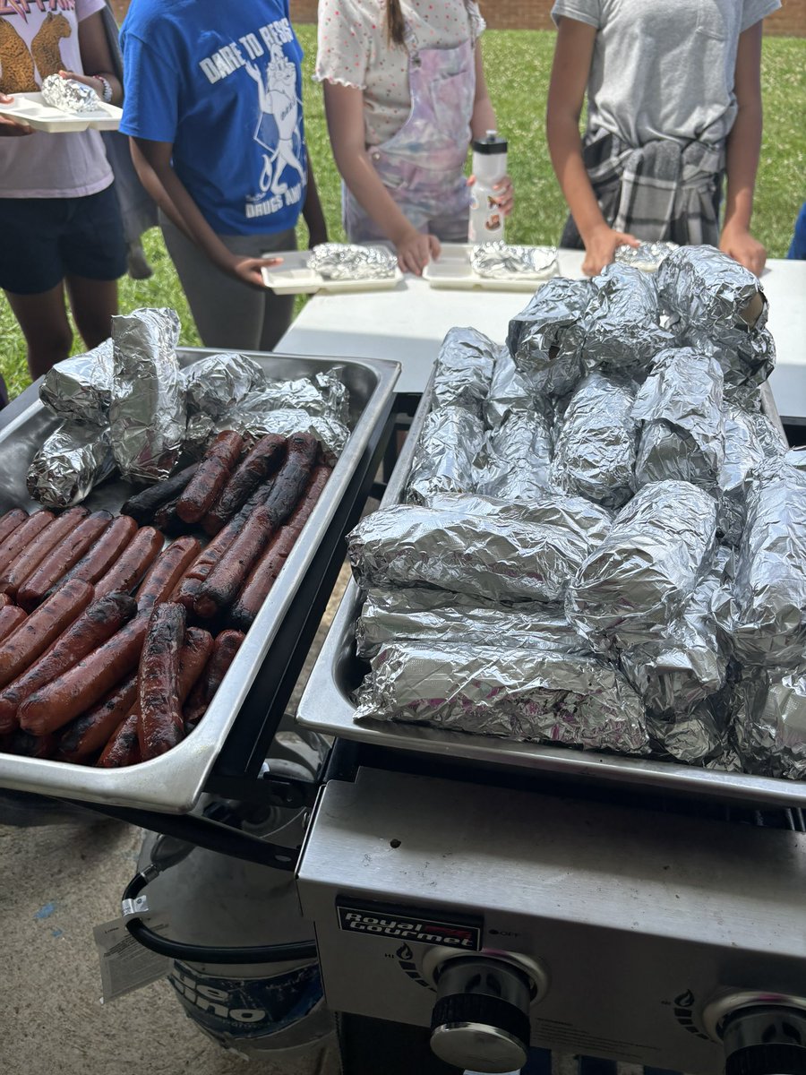 WestsideRCPS's tweet photo. More fun at the Nest! #D.A.R.E.cookout #kickballgame Eagle,Eagle,What?EaglePride😎@RoanokeSchools https://t.co/HQpwLgL6c4