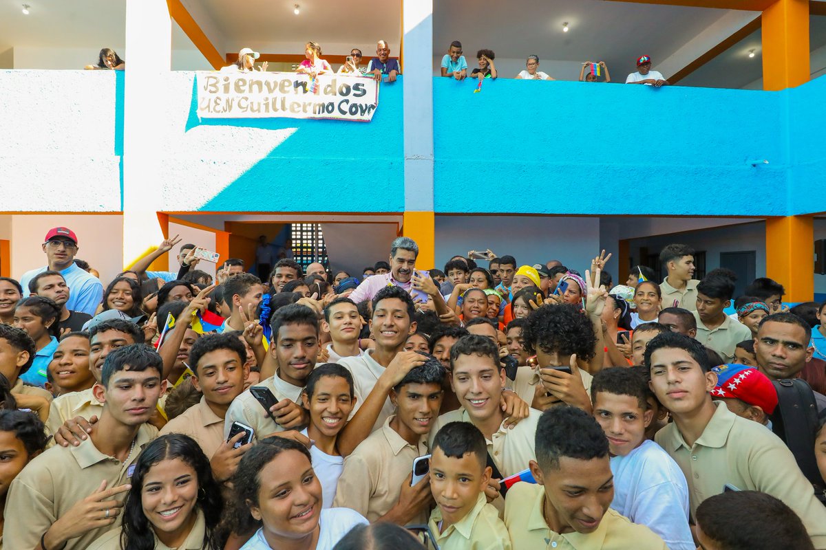 NicolasMaduro's tweet photo. Recorrí los Valles del Tuy y el pueblo en las calles movilizado, amoroso y apasionado me acompañó a entregar obras: en Cartanal entregué un Liceo de paquete, en Cúa un CDI y una SRI de primer mundo y en Charallave troté de la mano del pueblo con energía para luego entregar el Estadio de Fútbol para la juventud, instalaciones recuperadas gracias a las BRICOMILES y al 1X10 del Buen Gobierno.