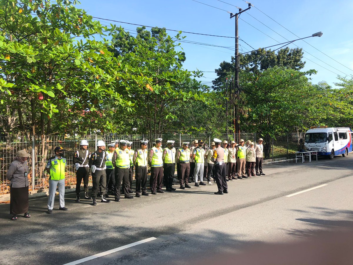beaxxes's tweet photo. Kegiatan Sinergitas gabungan Tni-Polri dan Instansi Terkait, Penertiban Pajak Kendaraan Bermotor di Kota Bontang yang di laksanakan oleh Personil Gabungan antara lain personil Polres Bontang, Provos Polres Bontang, POM TNI, Bependa Kota Bontang dan Jasa Raharja https://t.co/AbmoY2iMof