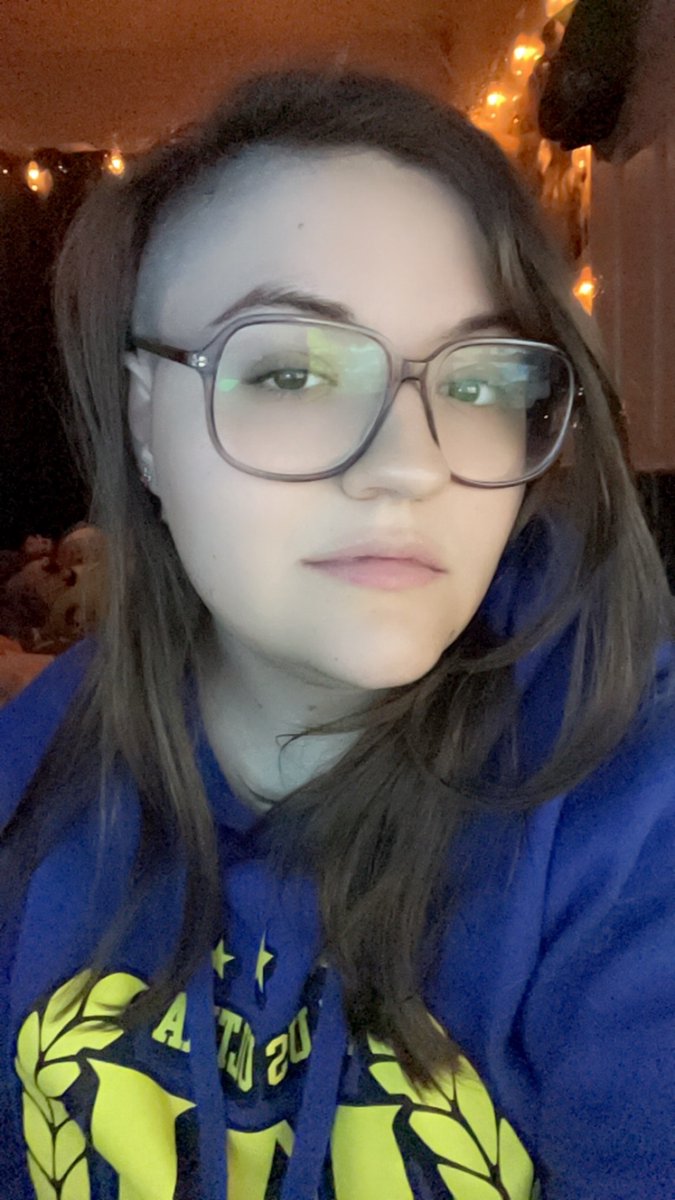 CeileDaily's tweet photo. I love having new looks for Pride Month 🏳️‍🌈

Also fun fact I feel like sharing: I’m genderqueer!

I’ve been using She/They for a little bit now and for like 4ish months I’ve resonated with the term genderqueer for myself. I like it! :D https://t.co/cMNKk1rmsI
