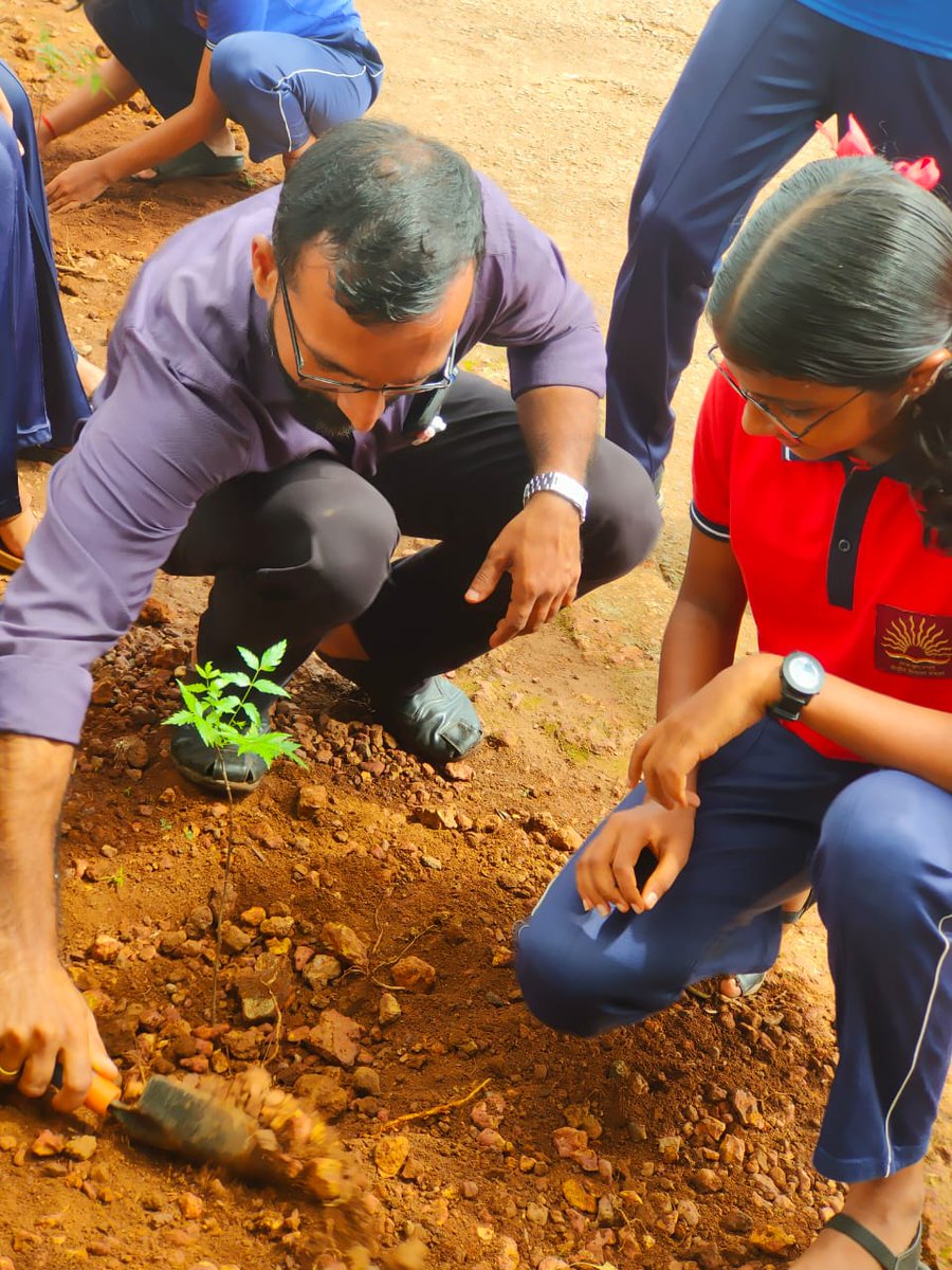 kvcrpfperingom's tweet photo. 🌿पर्यावरण दिवस पर इस बार की थीम है - "भूमि बहाली मरुस्थलीकरण और सूखा लचीलापन" विद्यालय में पर्यावरण दिवस पर उत्साहित विद्यार्थियों ने पौधे लगाए।।
@KVS_HQ @KVSROErnakulam 
#WorldEnvirontmentDay https://t.co/ykc7OtJmJI