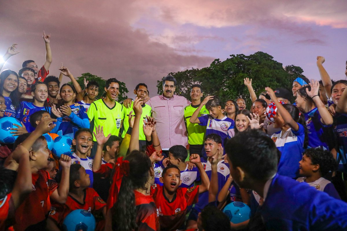 Feliz de compartir un maravilloso momento junto a las muchachas y muchachos, clubes de fútbol y el Poder Popular de Charallave, donde entregué el Estadio Siervo de Jesús Granados. Cumpliendo con la juventud para dar continuidad a los entrenamientos y se formen desde aquí los