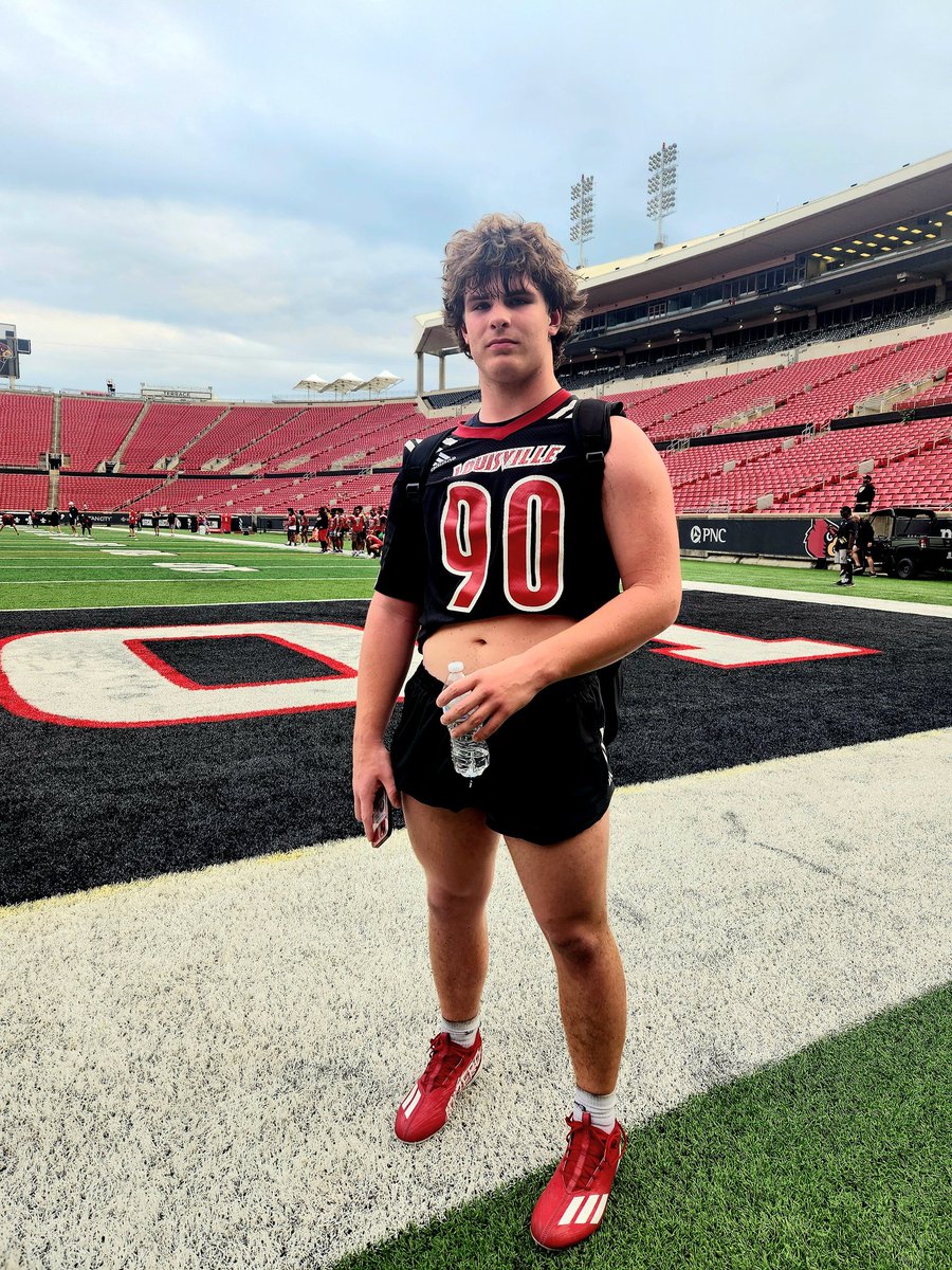 hardesty_baron's tweet photo. Had a successful night at the University of Louisville and honored to compete and work with some great coaches. @BrianBrohm @ULFBRecruiting @LouisvilleFB @UofLfca @CSmithScout @BECoachKendrick @MarkIvey90 @CoachMarkHagen @JeffBrohm @drew_toennies @BE_Chargers @cleats2whistle @RivalsFriedman @MaximilianKard1 @KPGfootball