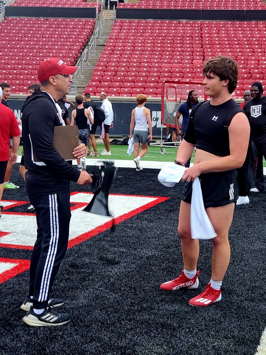 hardesty_baron's tweet photo. Had a successful night at the University of Louisville and honored to compete and work with some great coaches. @BrianBrohm @ULFBRecruiting @LouisvilleFB @UofLfca @CSmithScout @BECoachKendrick @MarkIvey90 @CoachMarkHagen @JeffBrohm @drew_toennies @BE_Chargers @cleats2whistle @RivalsFriedman @MaximilianKard1 @KPGfootball