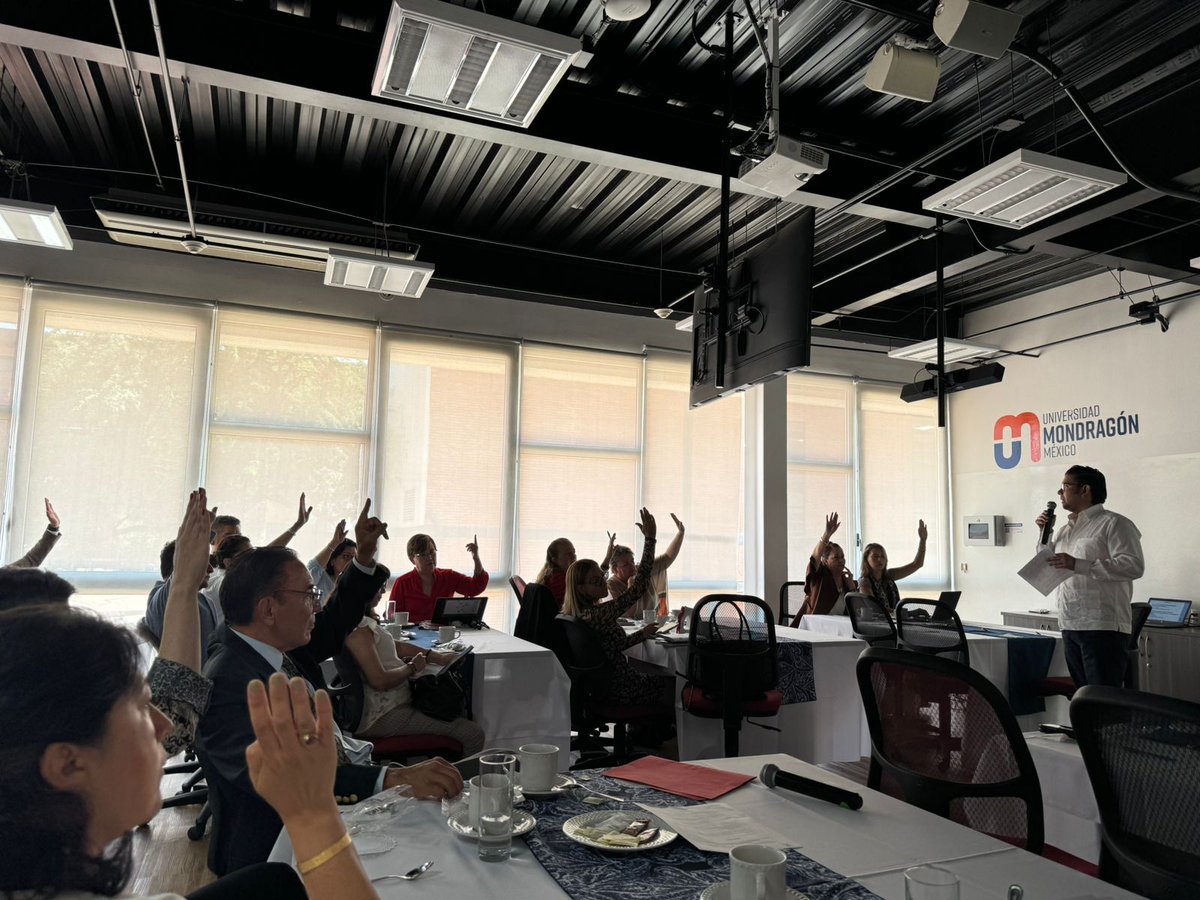 educacionqro's tweet photo. Participamos en la reunión #CEIFRHS, donde se expuso los planes y programas de Lic. en Enfermería y Cirujano Dentista de la @UVMQueretaro así como la Especialidad en Fisioterapia Deportiva del #CIPECS
Además se presentó la carrera “Todo México salvando vidas” de @CruzRojaQro https://t.co/9spgjdC7Mh