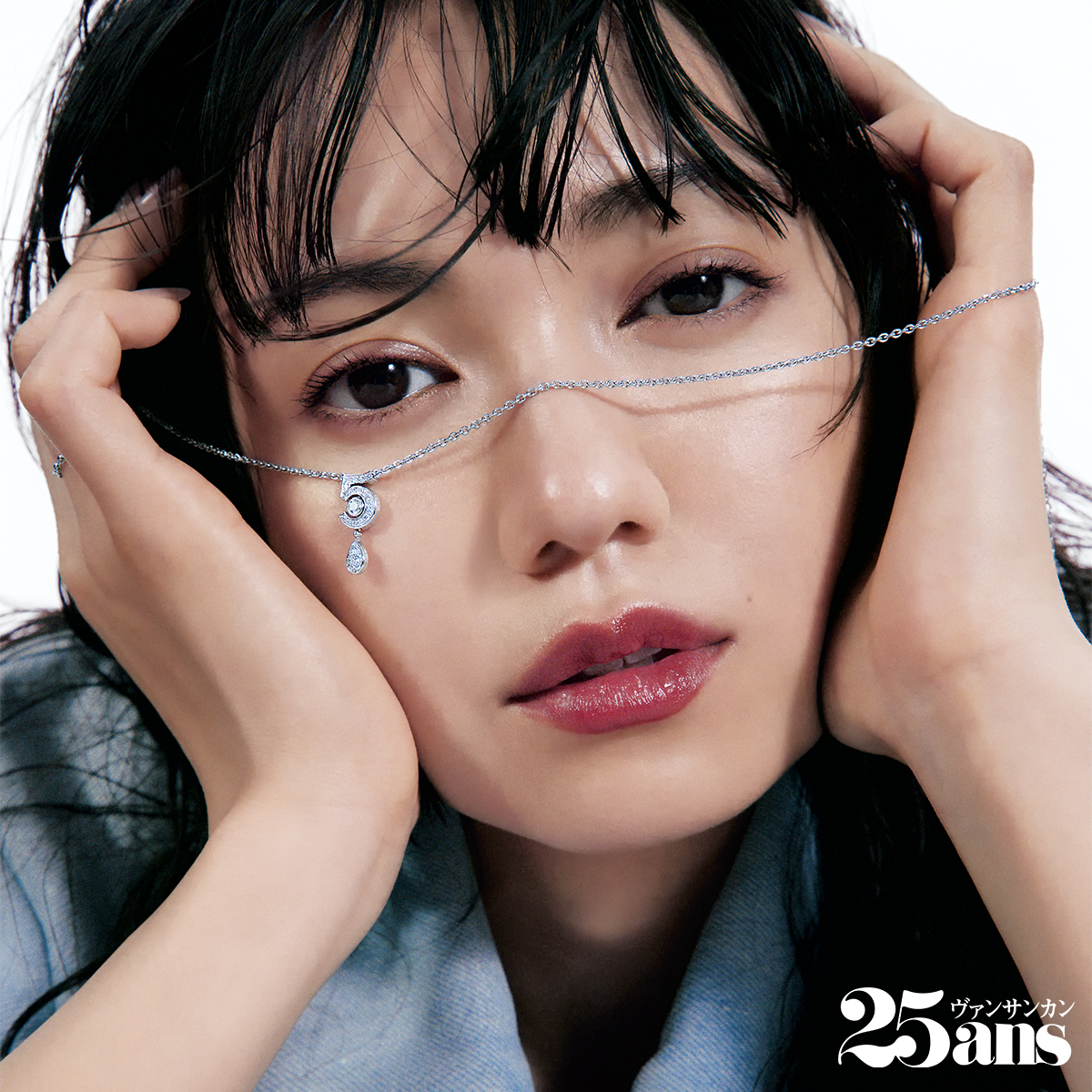 CHANEL_JP's tweet photo. 二階堂ふみが纏うCOLLECTION N°5

二階堂ふみは、雑誌『25ans』でホワイトゴールドとダイヤモンドのエターナル シャネル N°5 ネックレスを着用。

25ans 2024年7月号掲載
Photos：BUNGO TSUCHIYA [TRON]
Model：FUMI NIKAIDO

#N5Collection #CHANELFineJewelry #CHANEL #シャネル