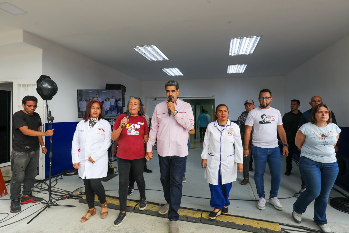 Hemos resistido con valor y con creatividad estos años duros de sanciones criminales; ahora aparecen los patarucos proponiendo privatizar la educación ¿El pueblo quiere que privaticen la educación y la salud? No, claro que no, solo nosotros mejoraremos la educación y la salud,