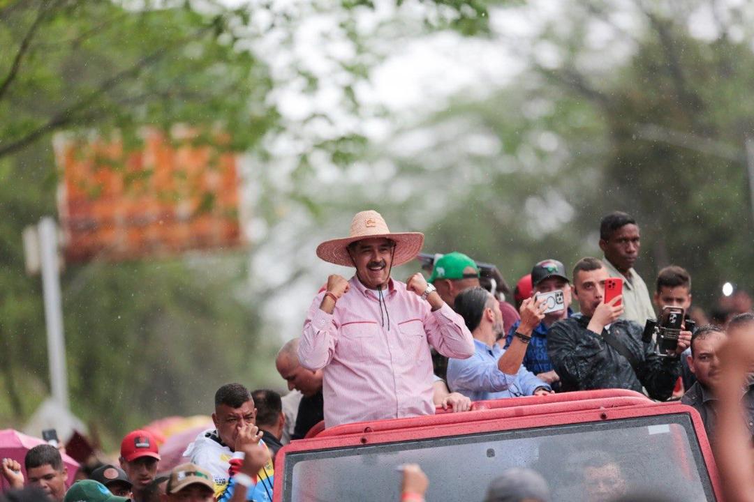 Gabrielasjr's tweet photo. Glorioso el pueblo de Los Valles del Tuy que hoy salió a las calles a acompañar a su presidente @NicolasMaduro

Un ejemplo de coraje y de lealtad que pone de manifiesto el amor y el compromiso con la Patria.

#PuebloMaduroEnPaz https://t.co/71WznVXWEh
