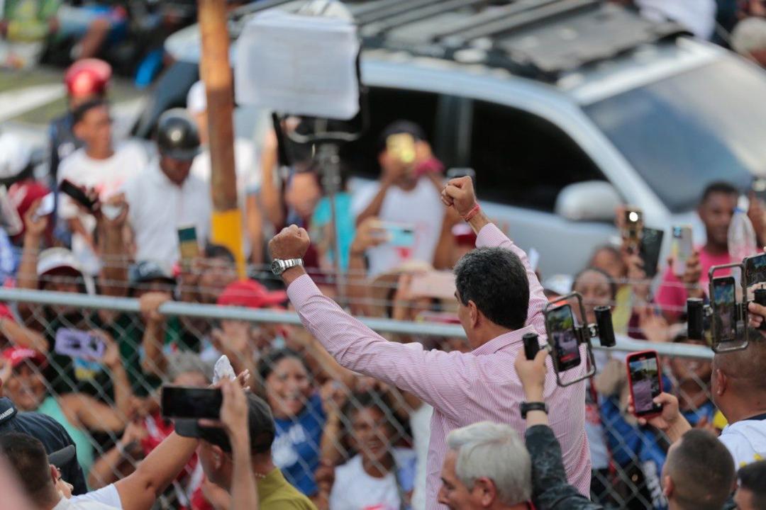 Gabrielasjr's tweet photo. Glorioso el pueblo de Los Valles del Tuy que hoy salió a las calles a acompañar a su presidente @NicolasMaduro

Un ejemplo de coraje y de lealtad que pone de manifiesto el amor y el compromiso con la Patria.

#PuebloMaduroEnPaz https://t.co/71WznVXWEh