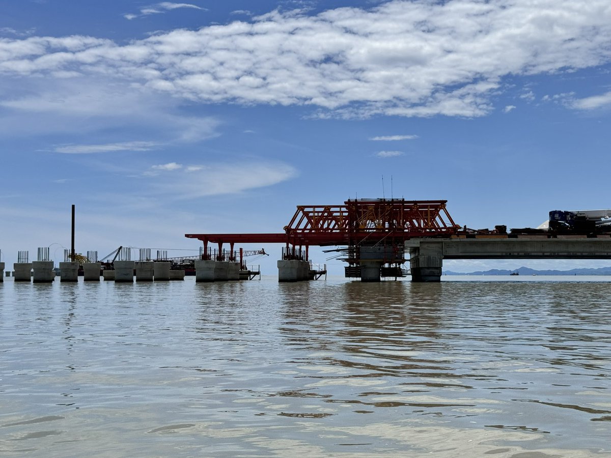 risierra88's tweet photo. Hoy estuvimos visitando con un grupo de socios y de compañeros de @Celsia_Energia el avance de @PuertoAntioquia y las palabras se quedan cortas. 

Se viene un importante dinamizador para el desarrollo del Urabá antioqueño, de Antioquia entera y de muchas regiones del país que contarán con una nueva alternativa de exportación e importación, de ubicación de industrias y negocios, de desarrollo agropecuario, de tareas con alto impacto social y de una manera sostenible. 

Felicitaciones a los gestores y socios que le creyeron a una obra titánica, nos muestran que el camino de soñar y creer en gestas empresariales de envergadura es posible. 

Una invitación a seguir creyendo en Colombia, la que nos transmite el equipo directivo y gerente del Puerto, que pilote a pilote construyen esa gran obra. Todo el reconocimiento y que siga todo bien hasta el final.