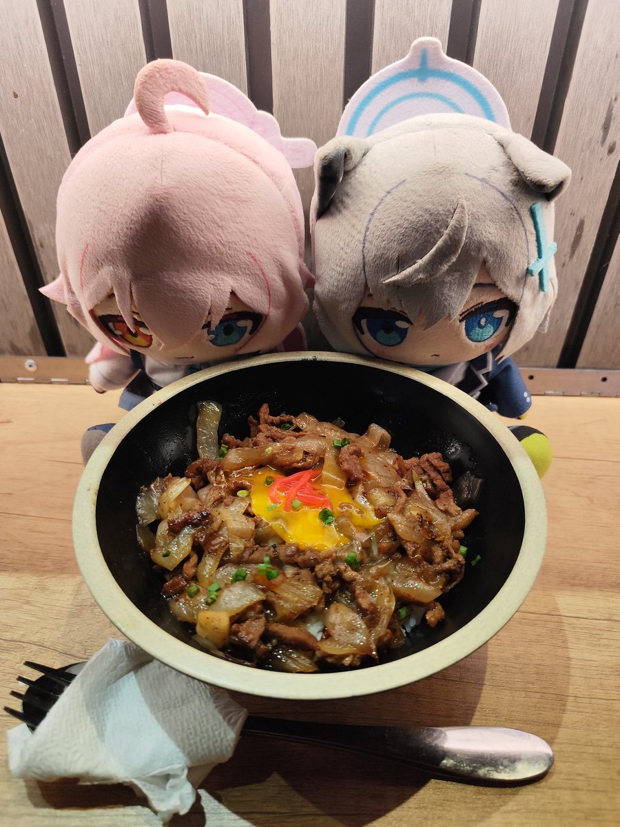 eating food with hoshino and shiroko