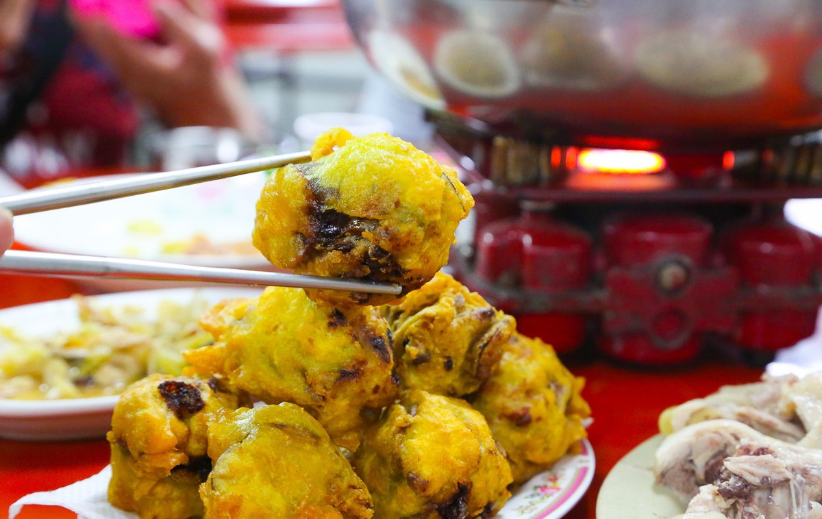 VibeDaily282084's tweet photo. "Tainan’s Dew Chicken Craze!"
Craving some authentic Taiwanese cuisine? Don’t overlook 'The Tainan'! Weekends mean long queues for their renowned 'Dew Chicken'🤤
👉 https://t.co/swAT833Maj
#tainan #zuoying #taiwanfood #coldchicken #鶏肉 #けいにく #台南 #台湾 #Taiwan #VibeDaily https://t.co/UYj8Y6qEJk