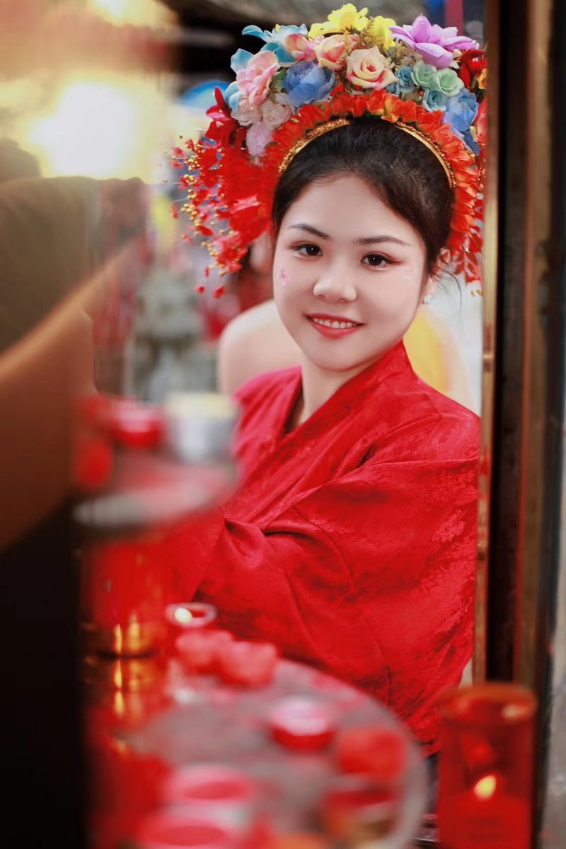 Wearing flowers is a special folk custom in Quanzhou, Fujian Province, China. Local women are used to wearing flowers on major festivals to express their pursuit of a better life.