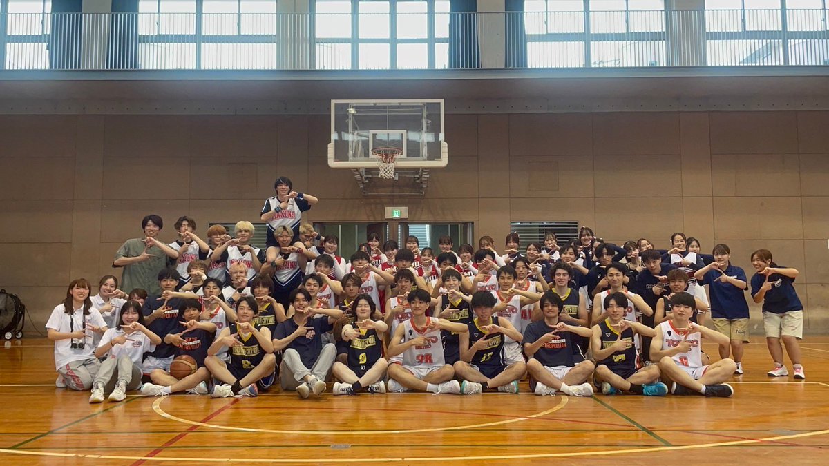 tmuRITZ's tweet photo. 【横市戦】

6/1（土）、2（日）に、横浜市立大学との定期戦が行われました✨

RITZは、開会式での合同演技のほか、男子バスケットボール部、準硬式野球部の応援をさせていただきました！！

そして、今回の横市戦が12期のデビューステージとなりました🌸

出場された両校の皆さん、お疲れ様でした！ https://t.co/9t7iBvMnrg
