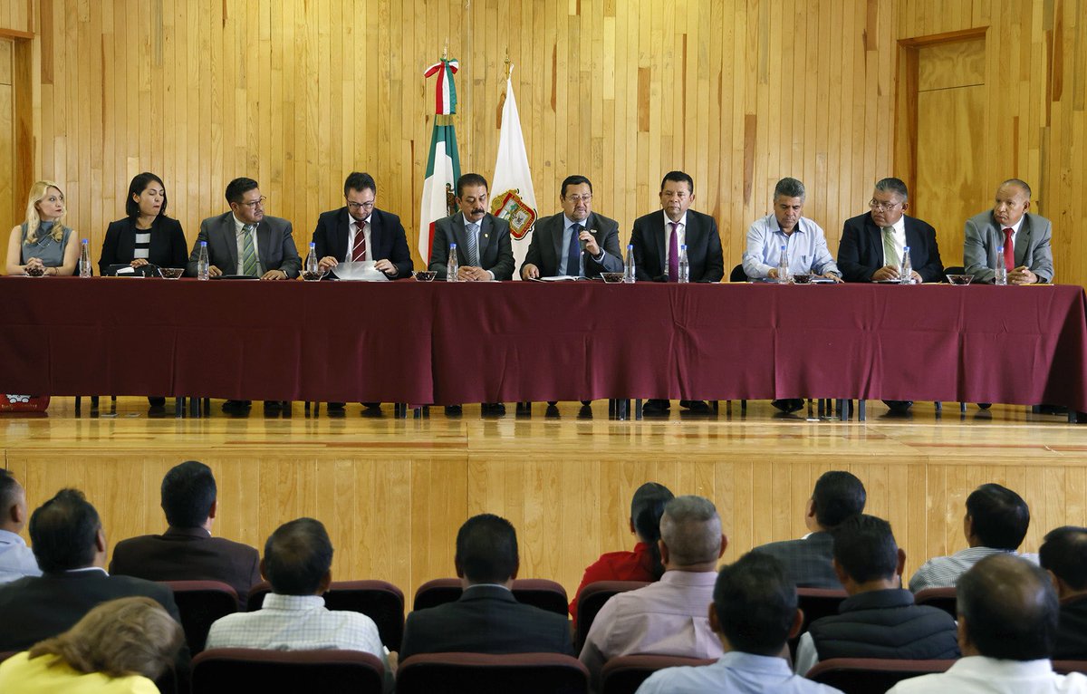 En equipo 🙌🏻, estaremos en la primera línea de apoyo, acompañamiento y asesoría los docentes 👩🏻‍🏫👨🏻‍🏫
✏️ El Secretario de Educación, Miguel Ángel Hernández Espejel dialogó con Subdirectores Regionales y Supervisores Escolares de Bachillerato General y Tecnológico de la región Toluca.