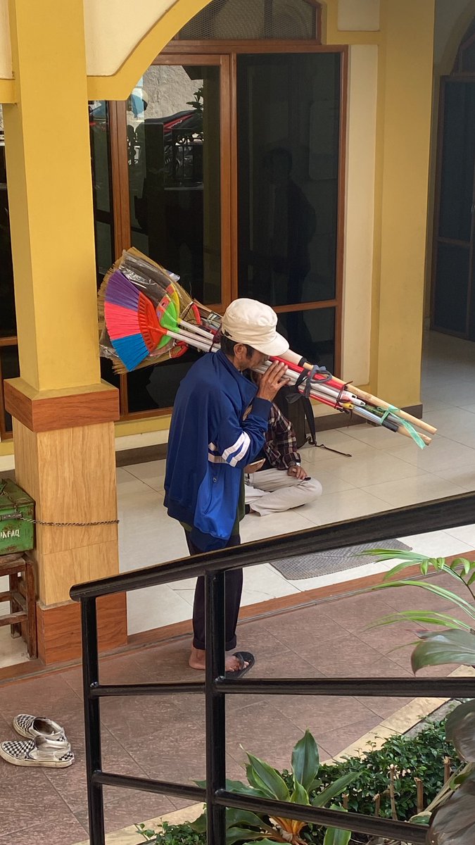 ayokitapeduli_'s tweet photo. Ada orang tega yang hipnotis dan nipu Bapak penjual sapu ini pas lagi istirahat di masjid.

Uang 1,1jt yang udah ia kumpulin selama 2 minggu untuk berobat ke dokter saraf dicuri sama orang nggak bertanggung jawab. 😭 https://t.co/kTABkskenL