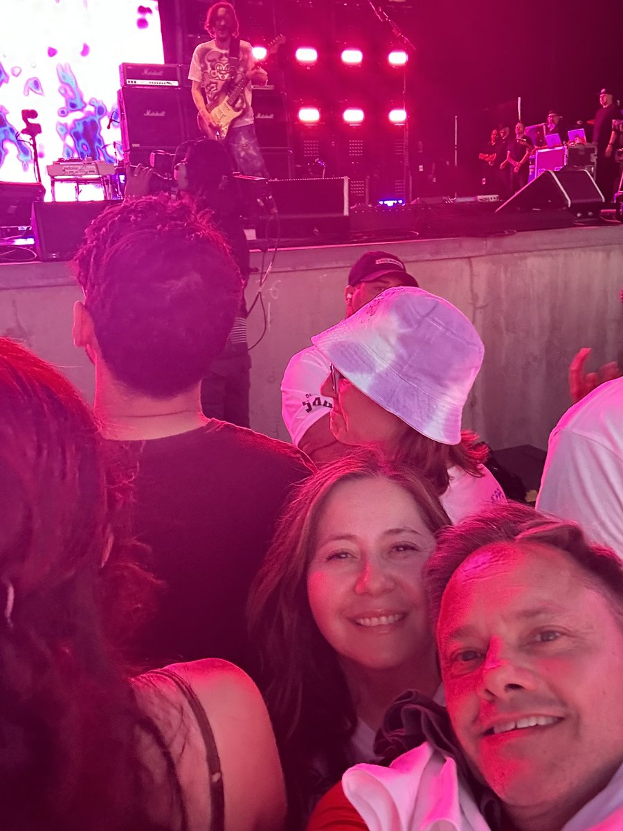 ToniCorsey's tweet photo. So amazing @ChiliPeppers @flea @RHCPchad 💜💚❤️🧡💛 https://t.co/7JyOqDTKzP