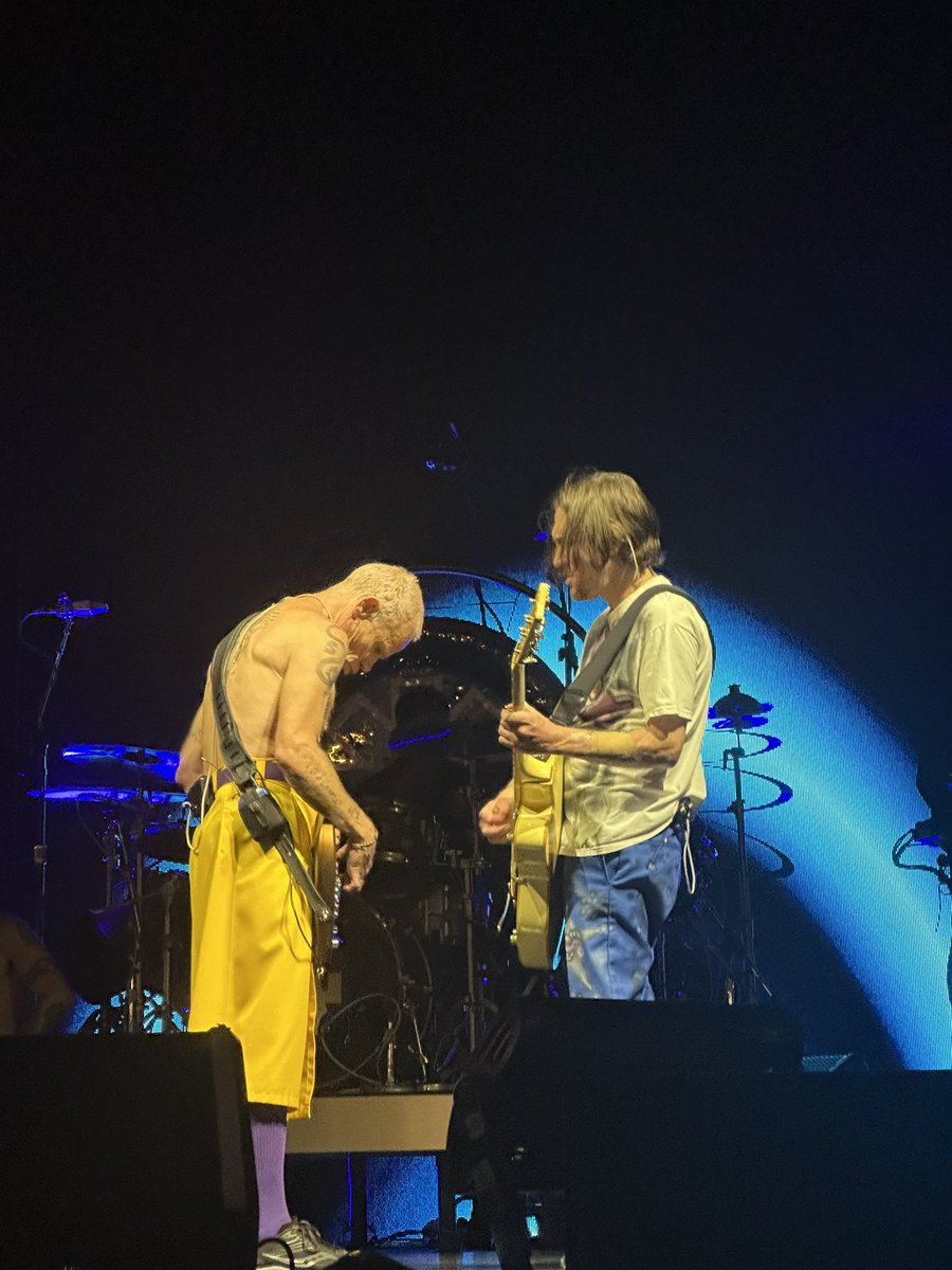 ToniCorsey's tweet photo. So amazing @ChiliPeppers @flea @RHCPchad 💜💚❤️🧡💛 https://t.co/7JyOqDTKzP