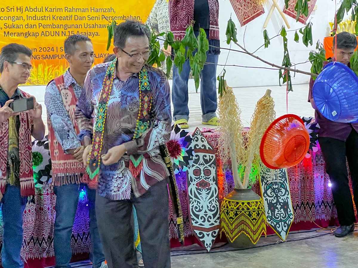 ybkarimhamzah's tweet photo. Over 500 of our folks in #Asajaya attended this year's #Gawai #Dayak gathering held at Kpg Sampun Kelili &amp; they include those from #Malay #Chinese #Bidayuh community as well. It's great to see all of them gathering in one place showing #unity #togetherness @JapenSarawak @rtm_swk https://t.co/CyNniQGIHB