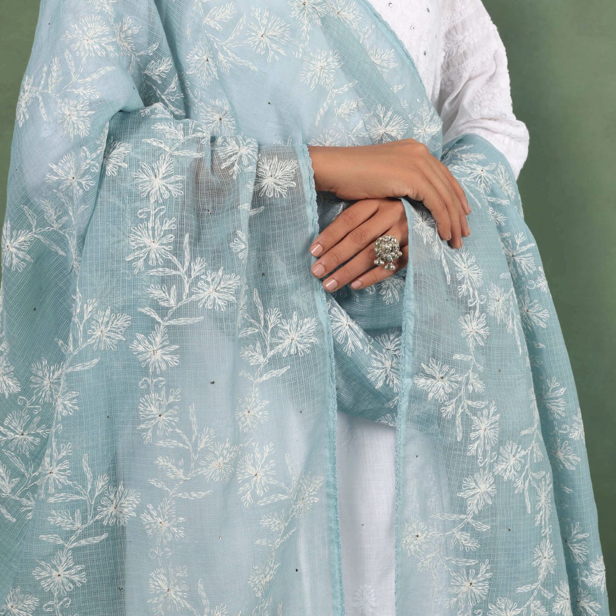 Swadesh_Online's tweet photo. Live Artfully ~ A smile that lights up a room is the best accessory you can wear. Discover pieces that accentuate it, sparking joy and bringing beauty to every day.
📸 Cotton silk chikankari dupatta, silversmithing drop earrings
#SwadeshOnline #LiveArtfully #MadeinIndia https://t.co/FaqmQ4lVYQ