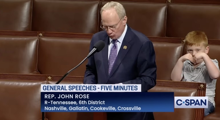 wolipop's tweet photo. #Foto Pidato anggota kongres AS John Rose meninggalkan kesan tersendiri. Bukan karena kata-katanya, melainkan ekspresi wajah anaknya. 

Berikut potretnya.

>>https://t.co/tIThT2V05C

Foto: YouTube/C-Span 
#JohnRose #GuyRose #KonggresAS https://t.co/CYGMmrciya