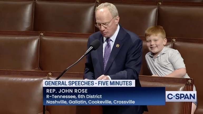 wolipop's tweet photo. #Foto Pidato anggota kongres AS John Rose meninggalkan kesan tersendiri. Bukan karena kata-katanya, melainkan ekspresi wajah anaknya. 

Berikut potretnya.

>>https://t.co/tIThT2V05C

Foto: YouTube/C-Span 
#JohnRose #GuyRose #KonggresAS https://t.co/CYGMmrciya