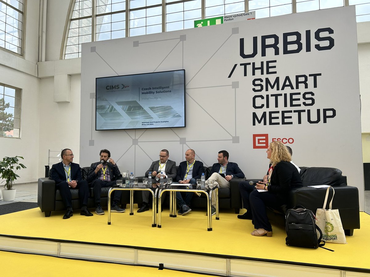 EnergyClimateWB's tweet photo. 🔹 A highlight was the panel on sustainable urban mobility with GIZ presenting the work in the Western Balkans, on behalf of @BMZ_Bund and the #EuropeanUnion. @nalas_eu shared insights on local administrations’ progress in sustainable mobility, showcasing innovative concepts. https://t.co/m2SUP3dtJJ