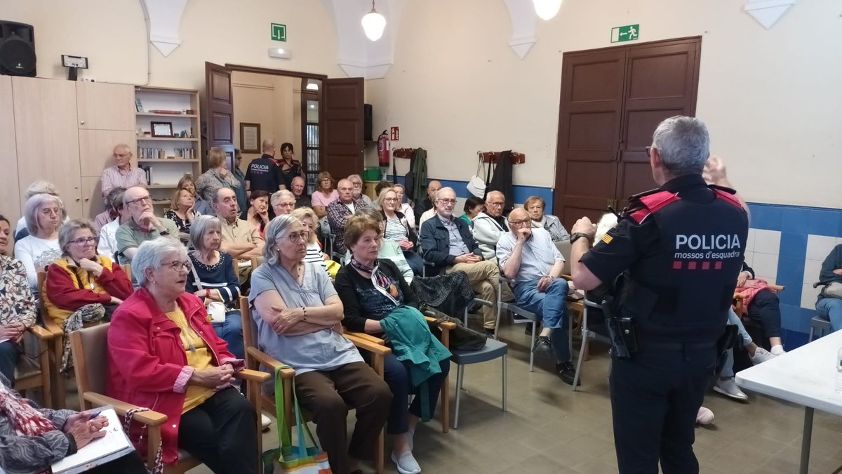 comarcamoianes's tweet photo. 🟢42 persones van assistir a la xerrada "Ciberseguretat, que no t'estafin" a @AjCastelltersol, dins els actes del 
#15J-Dia Mundial de la Presa de Consciència sobre el maltracament a les persones grans. 
➡️Properes activitats: 
- #7juny a @ViuMonistrol 
- #11juny a @viulestany https://t.co/CQabRBc8Ze