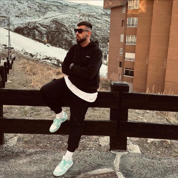 Este es Javi. Javi le escribe a prostitutas para pedirles una cita. Entra a paginas de anuncios de escorts<a href="/tag/madrid"class="tags"><span>#madrid</span></a>