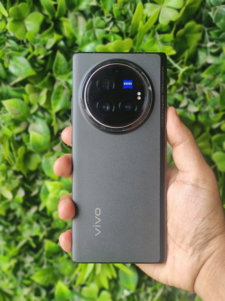 AmreliaRuhez's tweet photo. Vivo X Fold3 Pro launched in India ! 

- 8" 2K AMOLED panel
- 6.53" cover Display
- 5.2MM Thinnest Unfold
- 11.2MM Fold
- 236g Lightest Fold 
- Qualcomm Snapdragon 8 Gen 3
- 50MP + 50MP + 64MP (Tele)
- FunTouchOS 14
- 5,700mAh battery
- 100W wired, 50W wireless
- Dual Fingerprint Sensor
- LPDDR5X UFS 4.0
- Armor Back

Price : ₹1,59,999 (16/512GB)

Rs 15k card discount (145k net)

Your Thoughts on Pricing?

#vivo