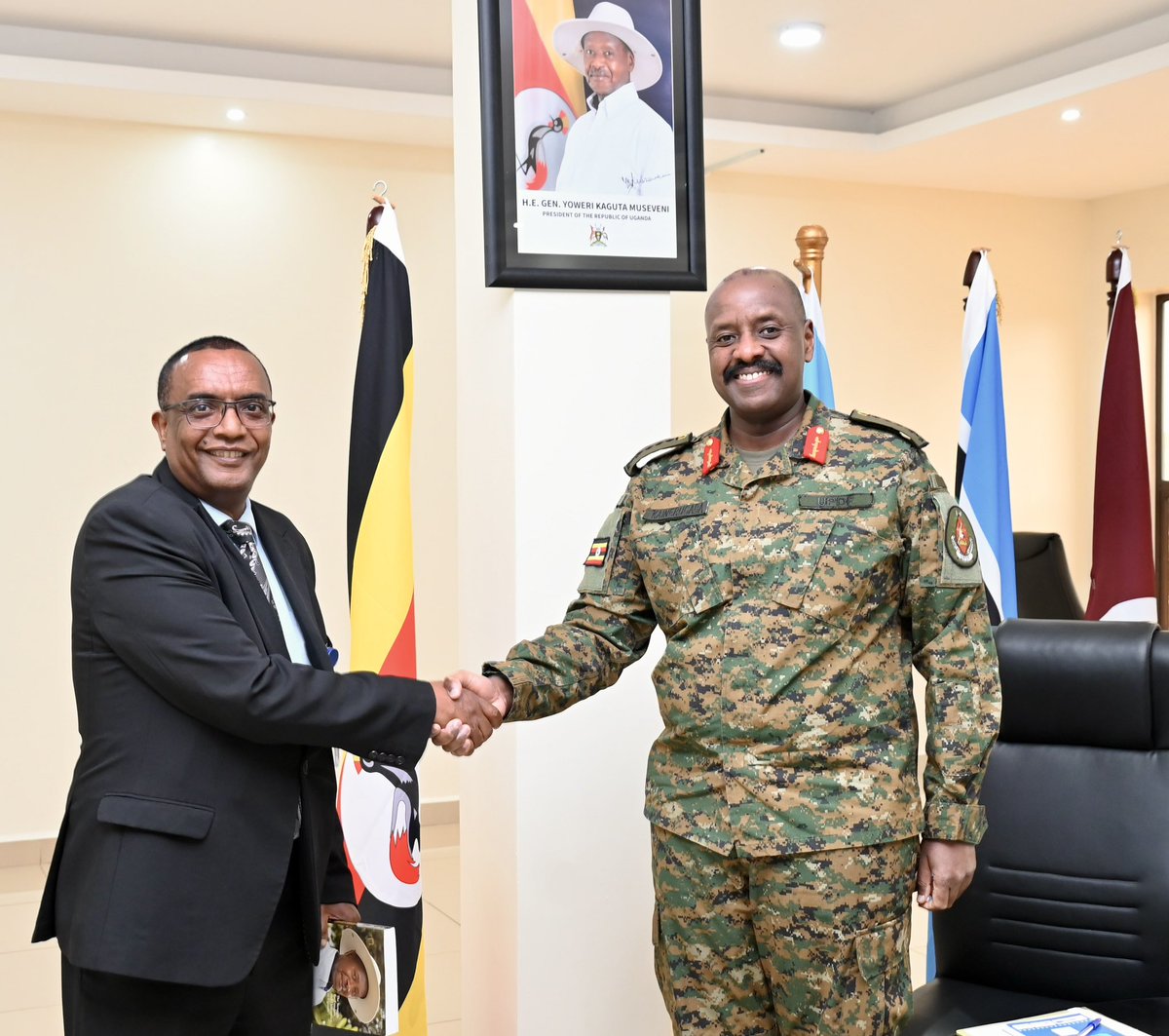 MrJordanposts's tweet photo. Yesterday, Afande CDF & SPA/SO - Gen @mkainerugaba welcomed both the outgoing and incoming chairpersons of #CTSAMVM. 

Maj Gen Hailu Gonfa Eddosa introduced his successor, Maj Gen Yitayal Gelaw Bitew, and briefed him on South Sudan's situation ahead of the elections. Unity & peace are in progress!  #SouthSudan